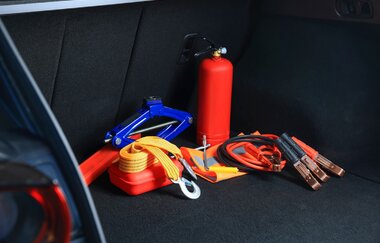 Vybavenie osobných motorových vozidiel prenosnými hasiacimi prístrojmi